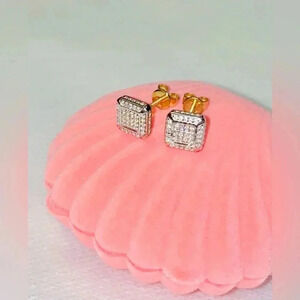 10 K Gold earrings for  men and women. Unisex